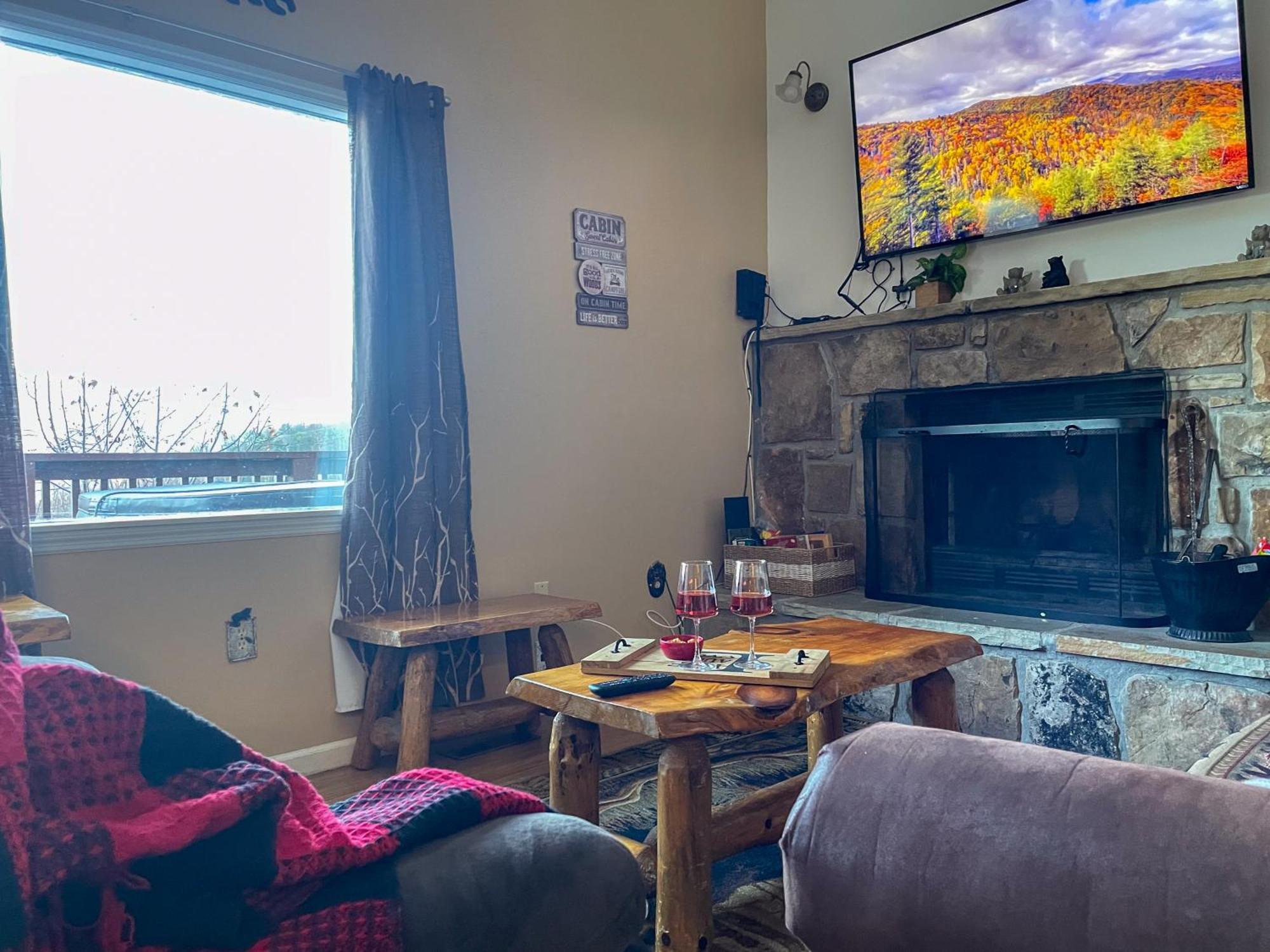 Heavenly View - Bear Themed Cabin, Hottub, Dog-Friendly, Near 蓋特林堡 外观 照片